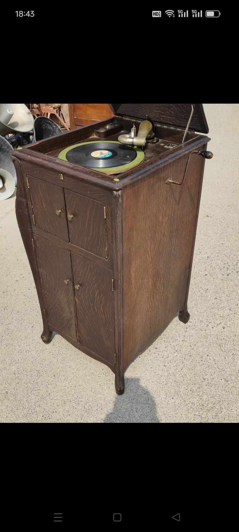 民国时期美国胜利牌落地式手摇留声机，高1.06米，宽50厘米，厚57厘米，保存完好，品相一流，音质超好，正常使用