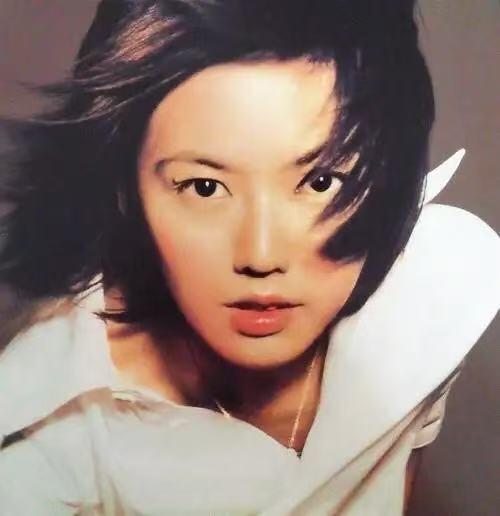 零元拍：孙燕姿亲笔签名五大唱片正版CD《风筝》《风筝》于2001年7月12日正式发行发行，共收录10首歌曲，由李偲菘、李伟菘、包小柏等共同担任制作人。《风筝》发行三天便创下15万张销售纪录。2002年，该专辑入围第13届台湾金曲奖“最佳流行音乐演唱专辑奖”。