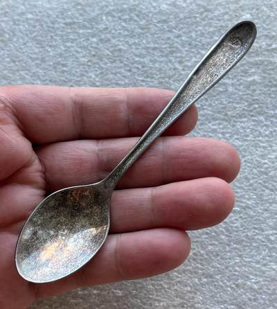 英国1902布尔战争银质奖章，十年袁大头银元、宣统新疆饷银五钱。民俗老物件(银发簪、小银锁头、银八角香囊、民主双旗银花钱、清代和田玉鼻烟壶)。中国历代古钱币一批、含会昌开元、北魏五铢、常平五铢、北周布泉/五行大布、新莽布泉、三国蜀刘备直百五铢，南宋纪年钱整套收藏等。彼得堡世界钱币勋章拍卖第131期 - 欧洲小咖啡银勺，第一把，14.8克