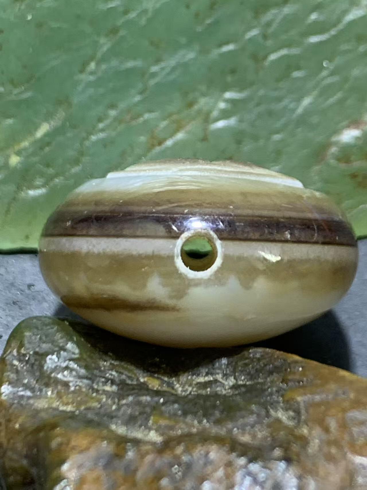 精品亚光药师玛瑙手工雕刻天鹅板珠（背云）一颗。