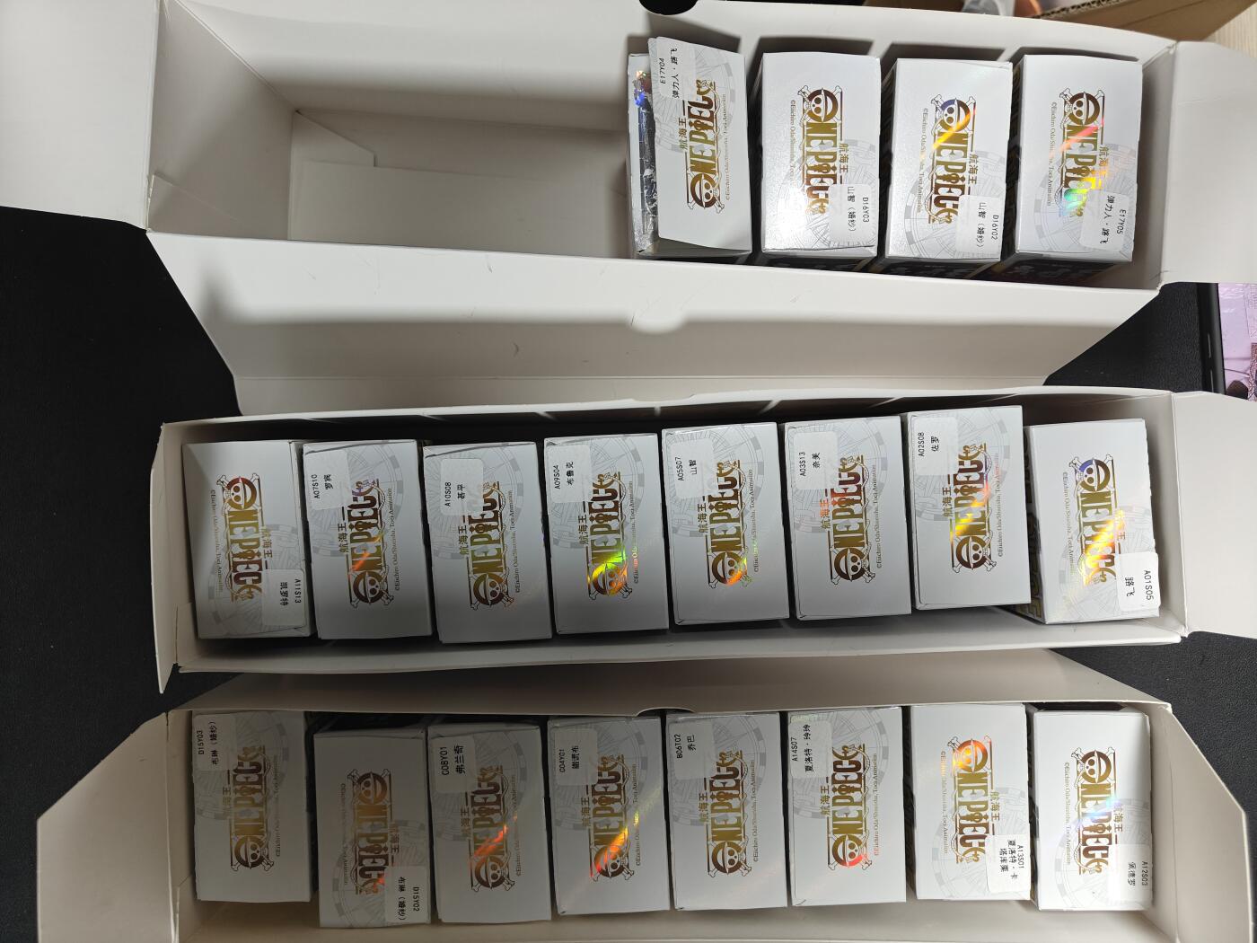 天玑星卡拍第一百零七期《7.24周四截拍》持续收拍收评中 满赠卡需备注 卡游 海贼王 盲盒公仔20盒 一盒拆封展示 具体人物详情见图2
