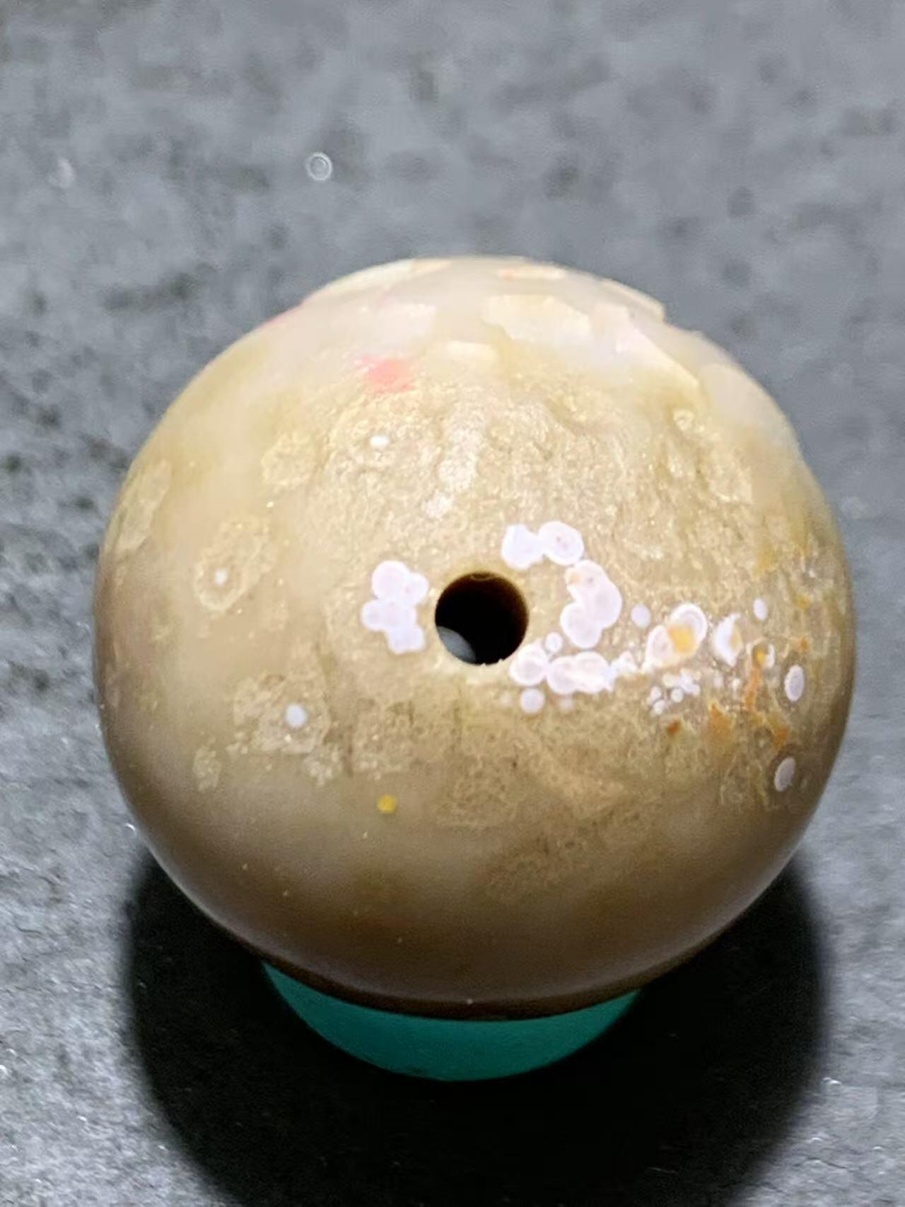 精美冻料风化纹天眼气泡纹理战国红玛瑙手工雕刻佛字随形珠一颗！