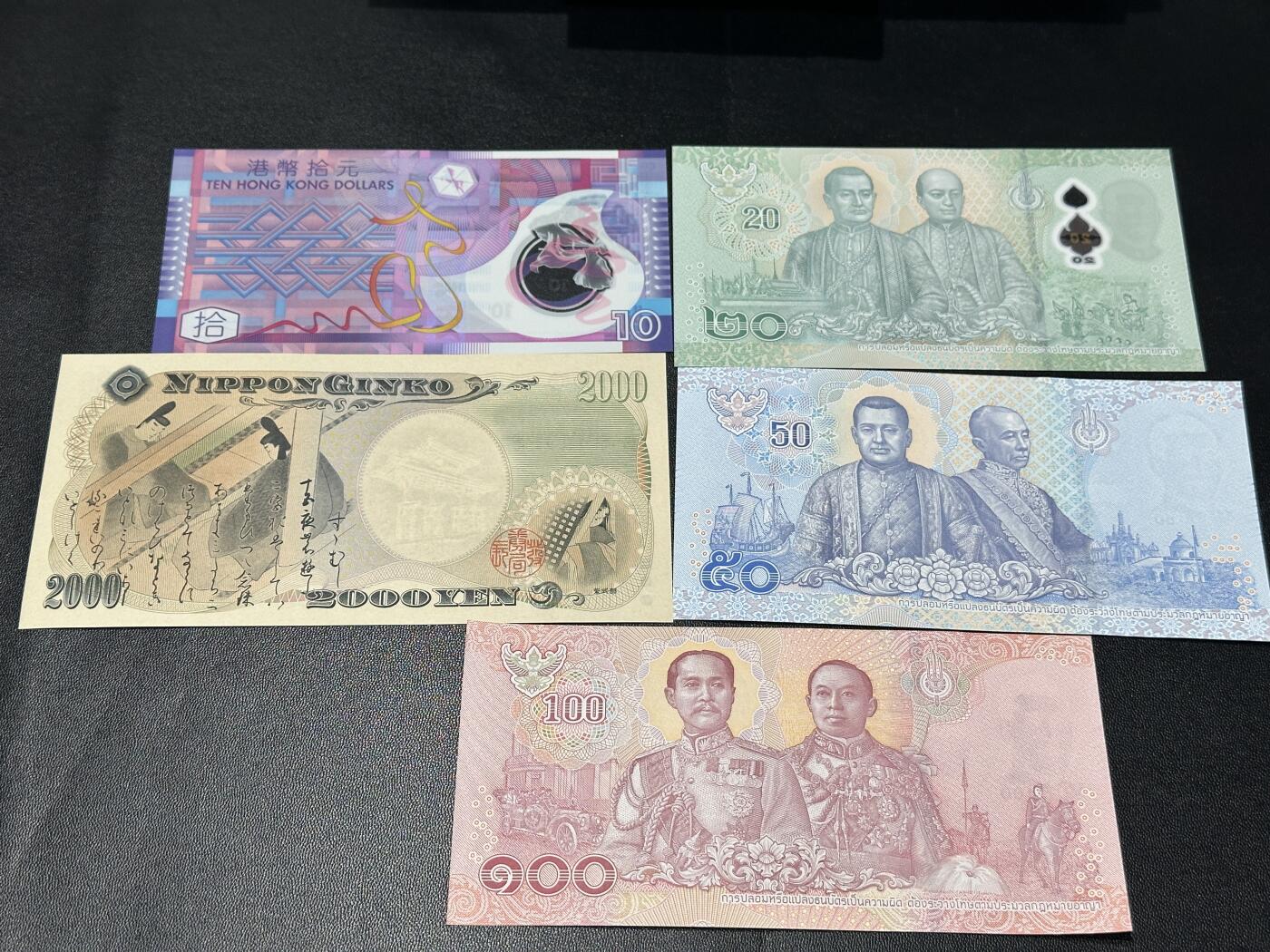 《外钞收藏家》第五百五十期（本期精选优质评级和丰富的裸币套币）（长期征集拍品、欢迎藏友们联系送拍合作） 10港币塑料钞+2000日元+20、50、100泰铢 五张一起 全新UNC
