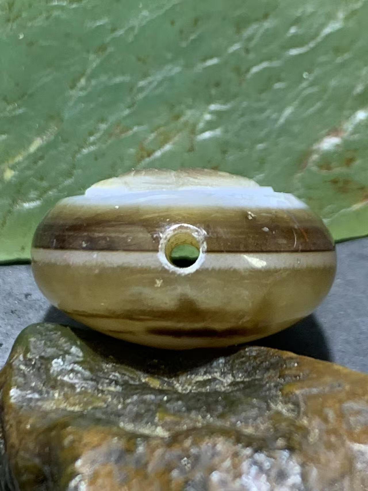 精品亚光药师玛瑙手工雕刻天鹅板珠（背云）一颗。