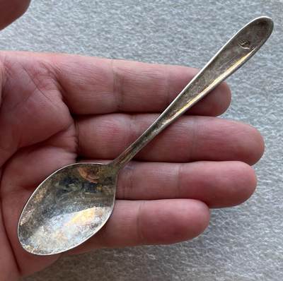 英国1902布尔战争银质奖章，十年袁大头银元、宣统新疆饷银五钱。民俗老物件(银发簪、小银锁头、银八角香囊、民主双旗银花钱、清代和田玉鼻烟壶)。中国历代古钱币一批、含会昌开元、北魏五铢、常平五铢、北周布泉/五行大布、新莽布泉、三国蜀刘备直百五铢，南宋纪年钱整套收藏等。彼得堡世界钱币勋章拍卖第131期 - 欧洲小咖啡银勺，第二把，15克