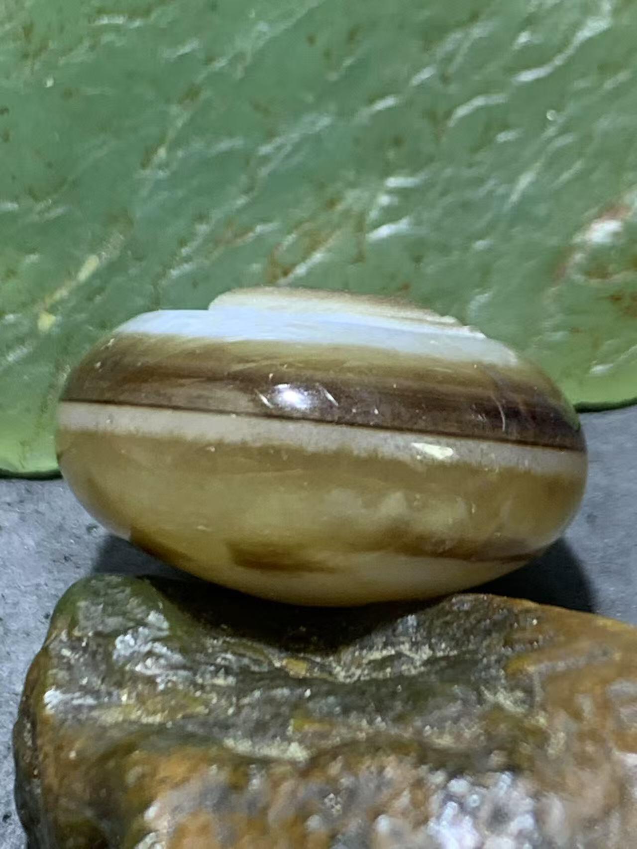 精品亚光药师玛瑙手工雕刻天鹅板珠（背云）一颗。