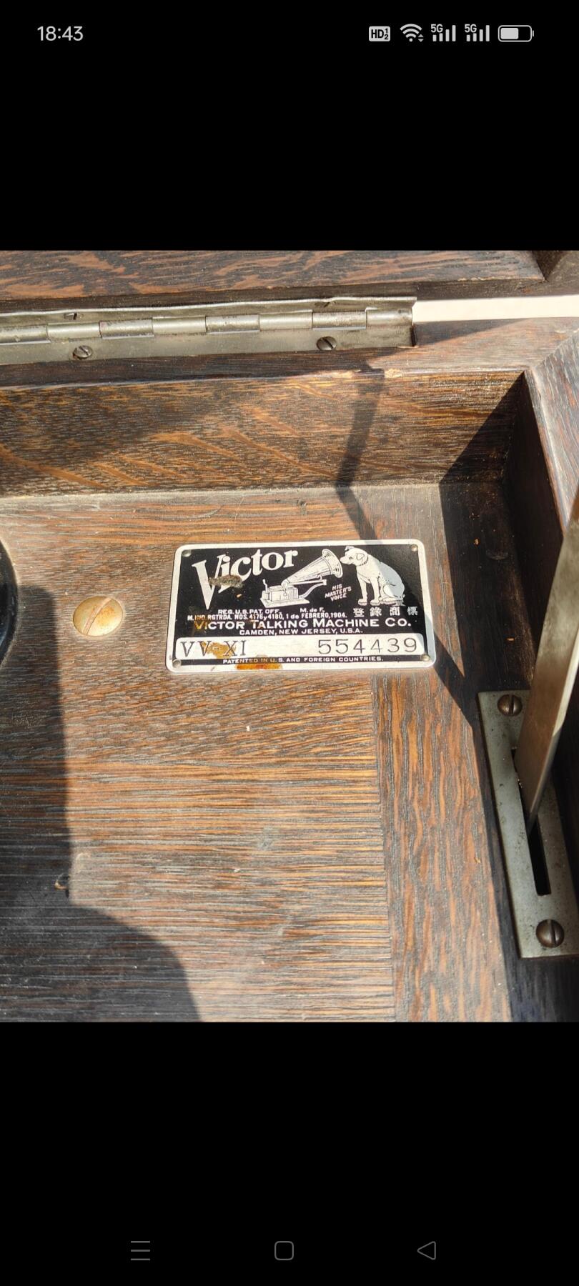 民国时期美国胜利牌落地式手摇留声机，高1.06米，宽50厘米，厚57厘米，保存完好，品相一流，音质超好，正常使用