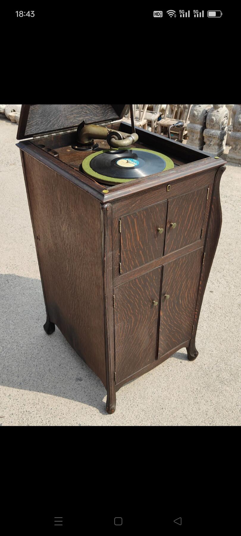 民国时期美国胜利牌落地式手摇留声机，高1.06米，宽50厘米，厚57厘米，保存完好，品相一流，音质超好，正常使用