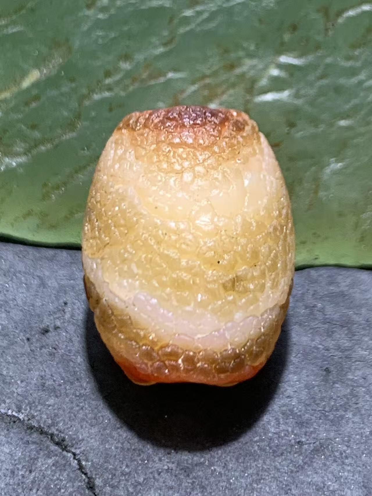 高玉化龙鳞风化纹缠丝玛瑙随形桶珠一颗