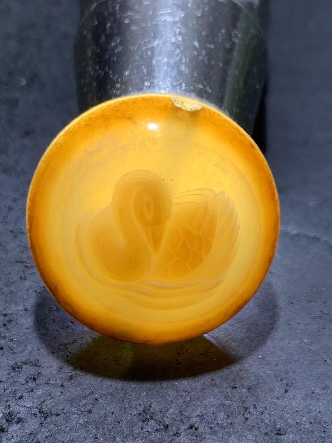 精品亚光药师玛瑙手工雕刻天鹅板珠（背云）一颗。