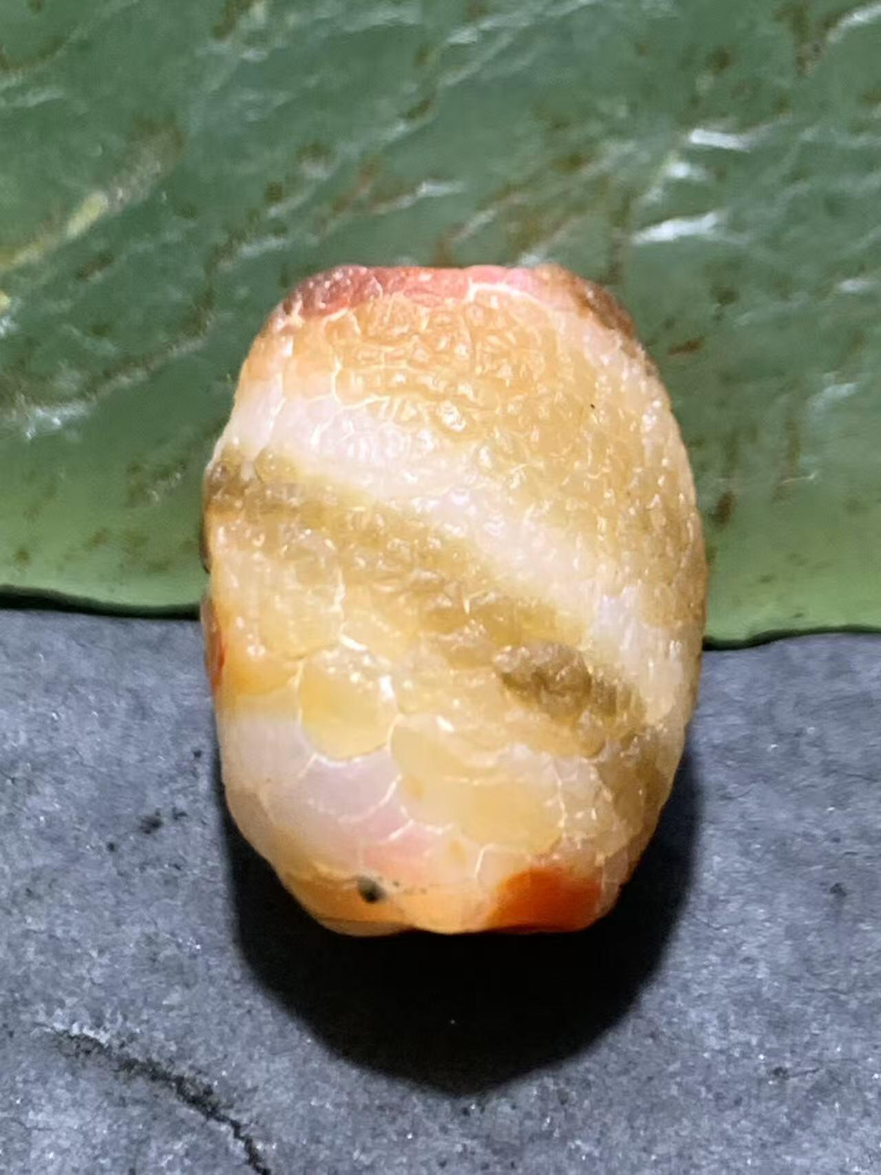 高玉化龙鳞风化纹缠丝玛瑙随形桶珠一颗