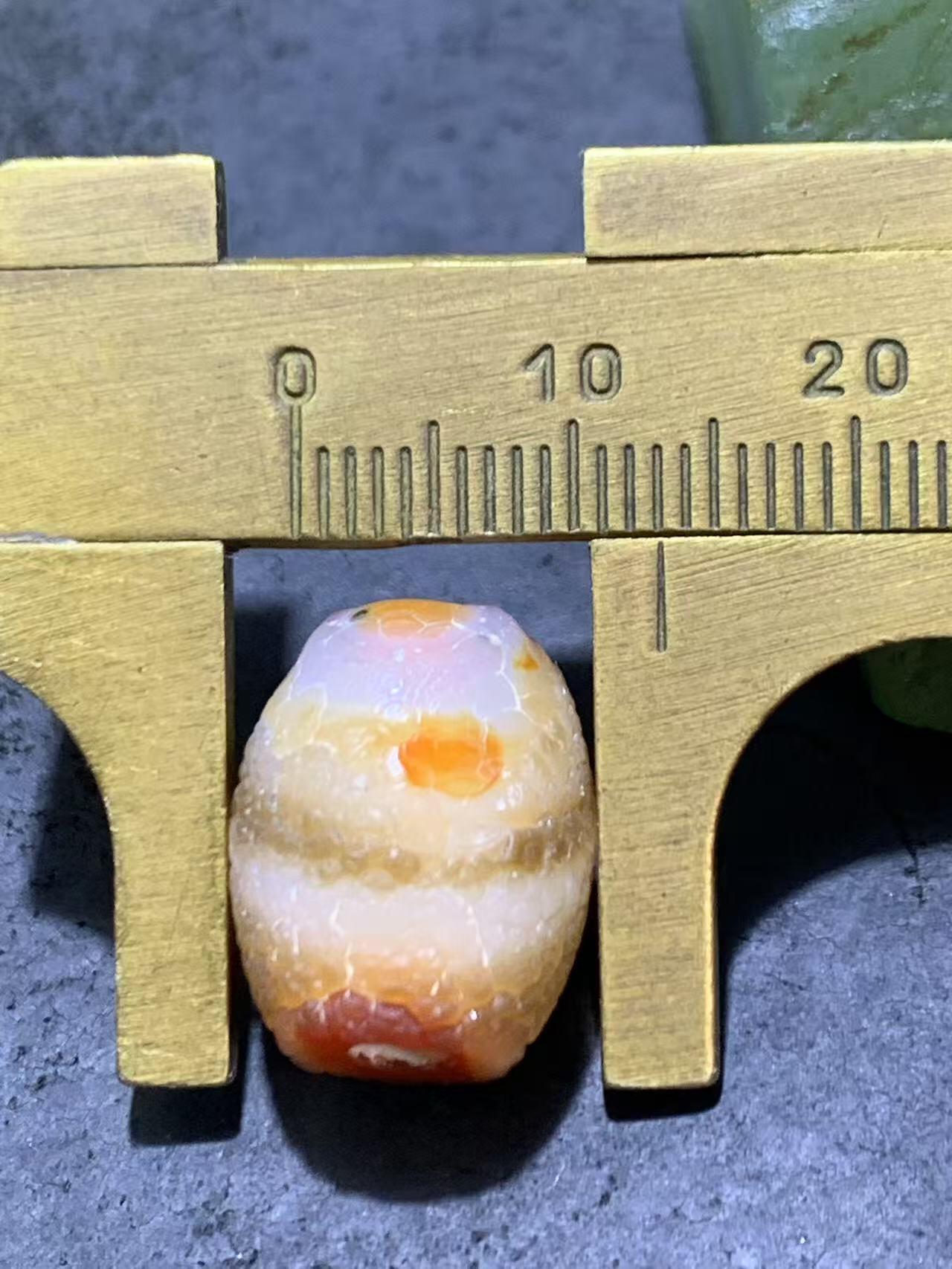 高玉化龙鳞风化纹缠丝玛瑙随形桶珠一颗