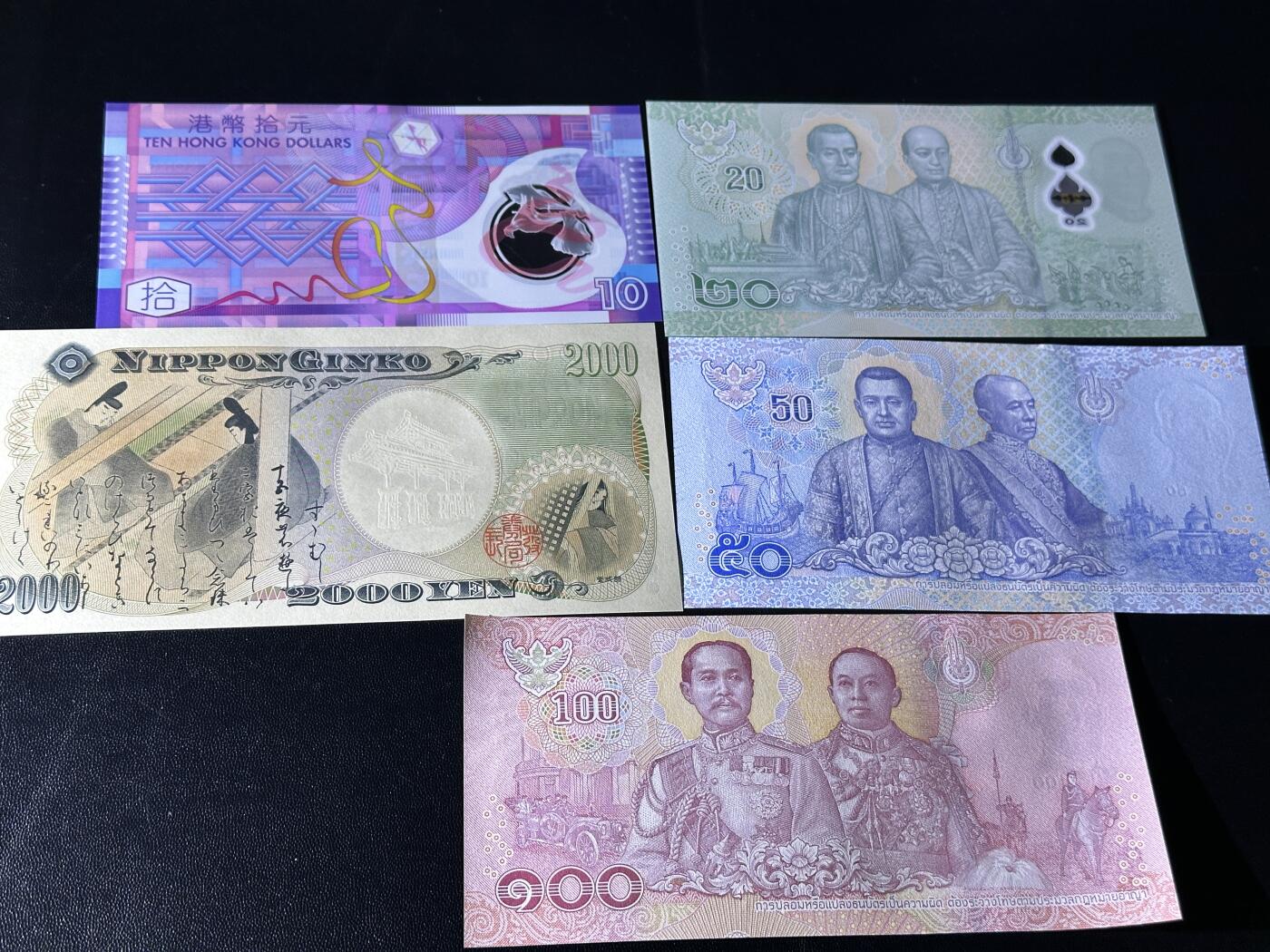 《外钞收藏家》第五百五十期（本期精选优质评级和丰富的裸币套币）（长期征集拍品、欢迎藏友们联系送拍合作） 10港币塑料钞+2000日元+20、50、100泰铢 五张一起 全新UNC