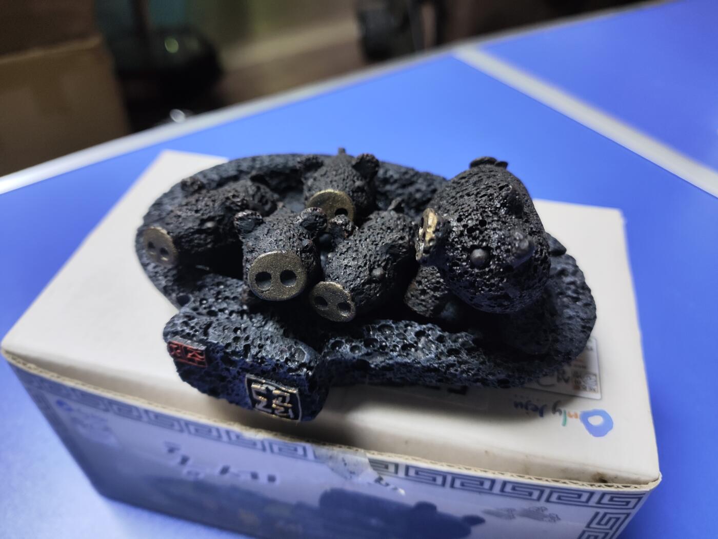 搬档清货：杂七杂八A 韩国济州岛旅游纪念品，火山石制作的小猪仔摆件