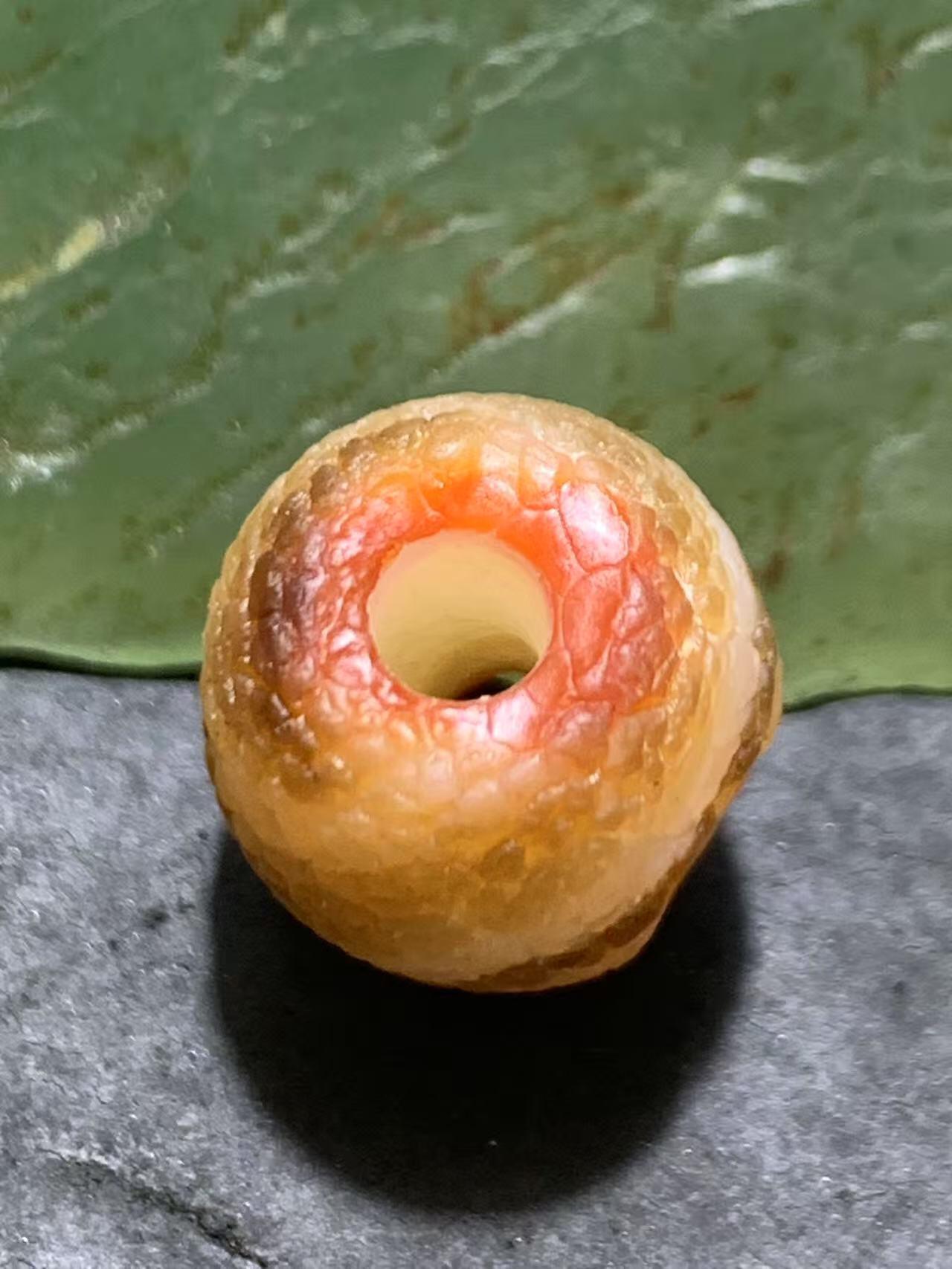 高玉化龙鳞风化纹缠丝玛瑙随形桶珠一颗