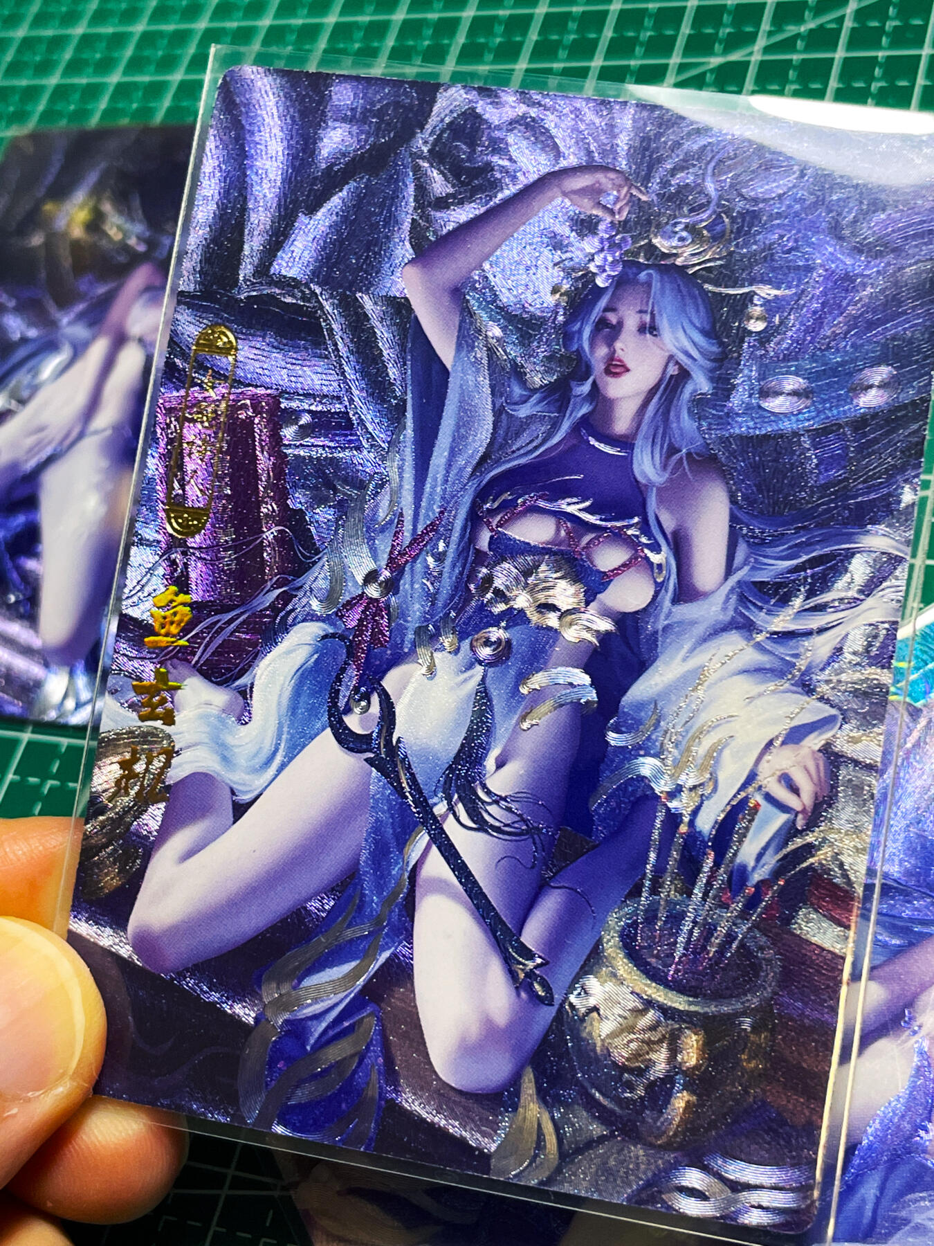 显眼宝24期 个人精选 卡玩帕克 百花谱  鱼玄机  粗闪工艺 配色和造型很绝  粗闪工艺  63*88