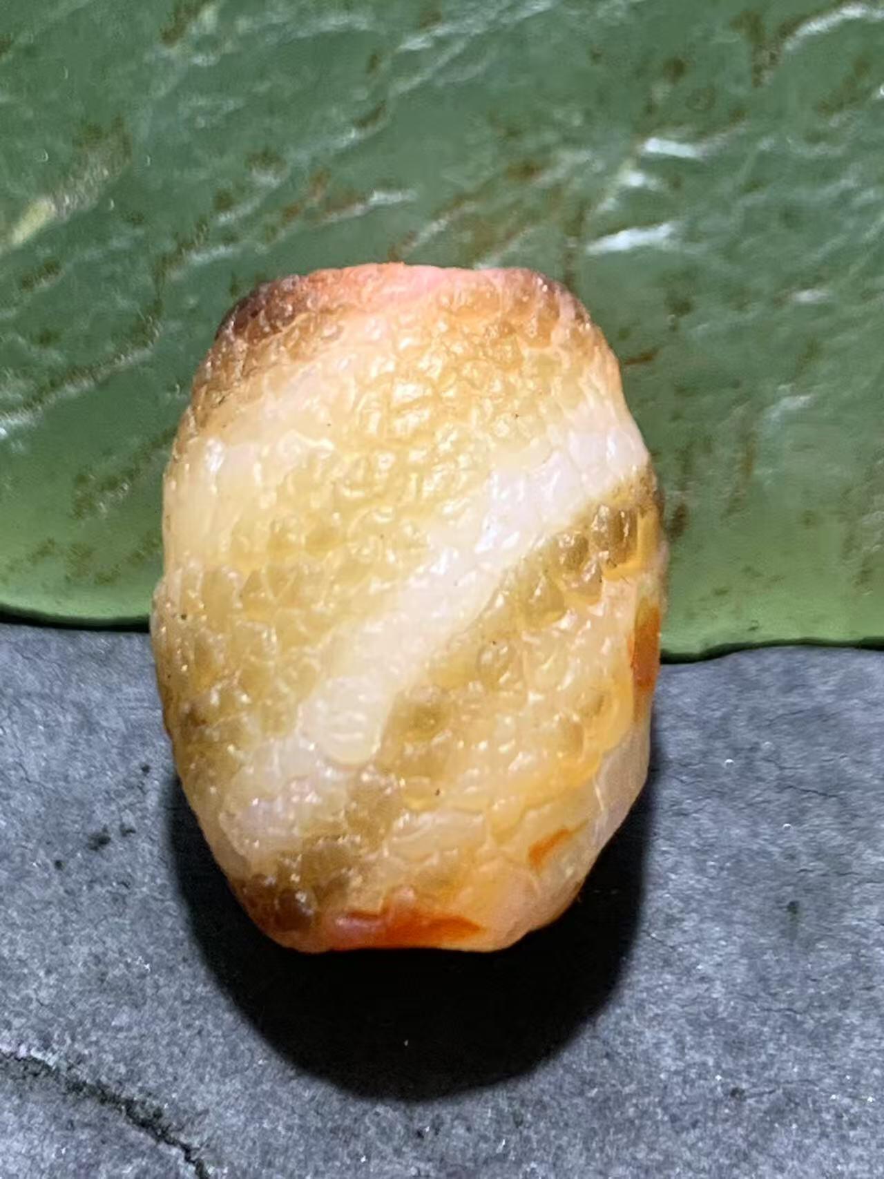 高玉化龙鳞风化纹缠丝玛瑙随形桶珠一颗