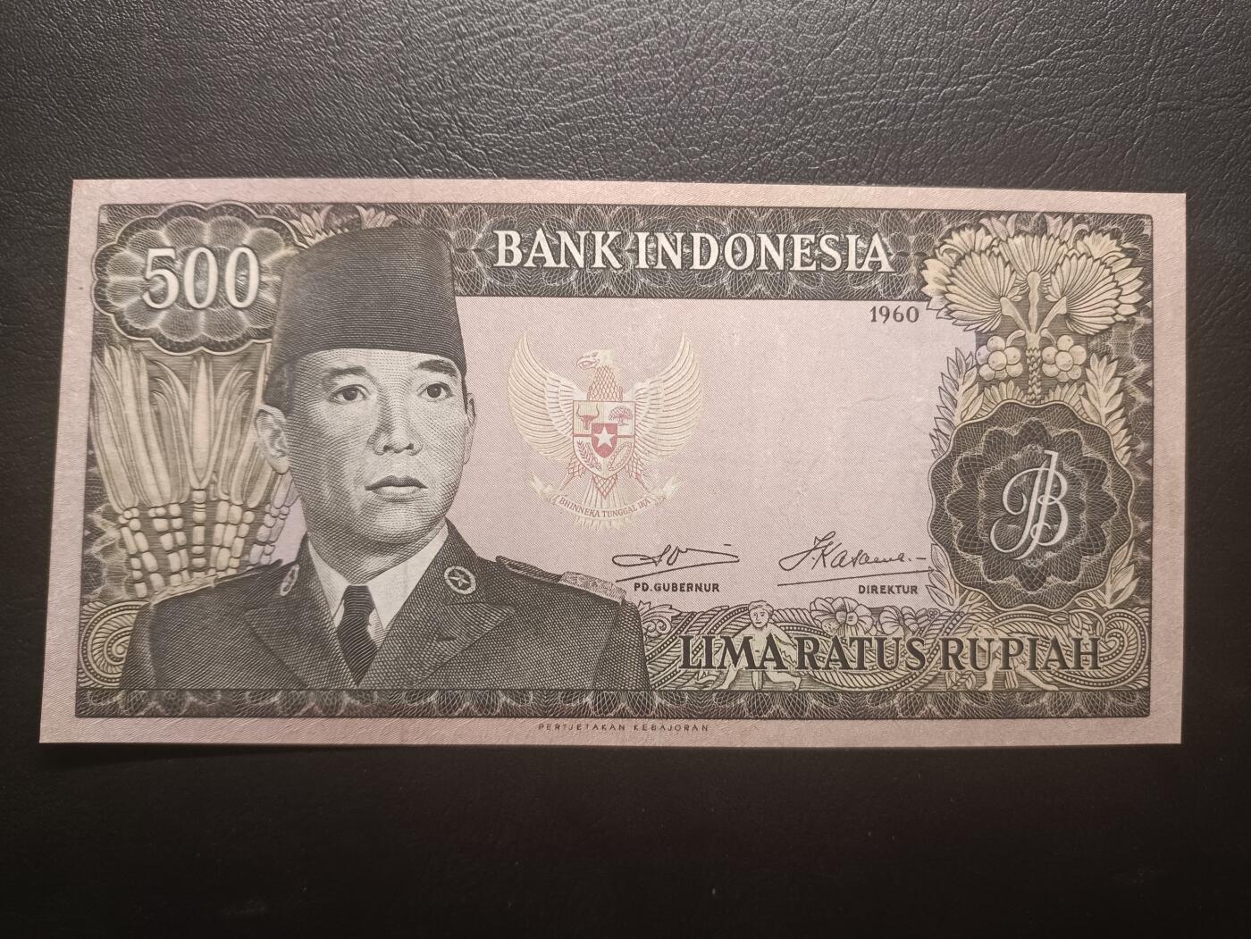 2025七月第三期（总185期） 印度尼西亚1960版500卢比AUNC，后期长号码版，国父苏加诺和民族舞蹈