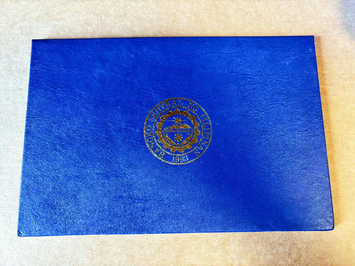【Blue Auction】世界纸币精拍第699期【精】——18级TOP拍卖/信誉/品质/专业/高效💫 【带证书带册34348】菲律宾 1998年2000比索 UNC- （轻微荧光 对于这张纸币正常现象普遍都有）大票幅