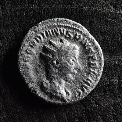 【良泉】【直播场】第三十五期，172组 银器、银饰、西方古代钱币专场，8月7日晚19.30点开拍！ - 公元242-243年【古罗马】戈尔迪安三世银币，背大力神赫拉克勒斯向右行走，手持狼牙棒棒和弓，右臂挂狮皮。3.3克
