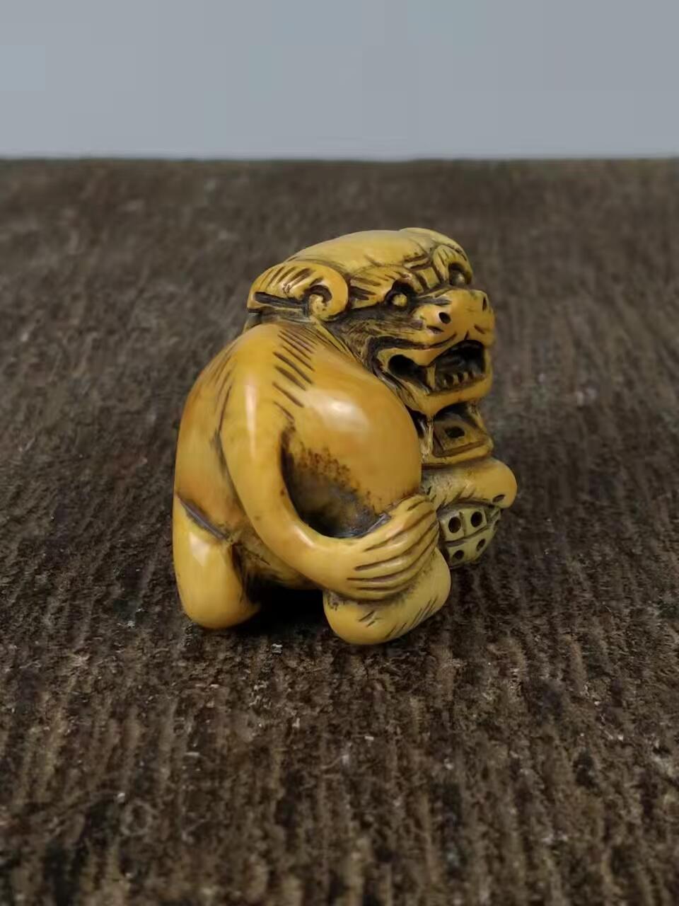 旧藏  【狮子滚绣球】牙，雕刻精美、栩栩如生，材质纹理清晰，
