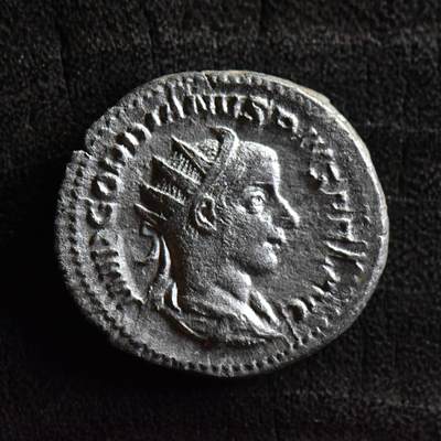 【良泉】第37期【直播场】9月4日晚19.30点开拍！ 160组，西方古代钱币、丝路金银铜件专场 - 【美品】公元240年【古罗马】戈尔迪安三世，银币。背太阳神索尔持球，高举左手，铭文AETERNITATI AVG（永恒的奥古斯都）4.42克
