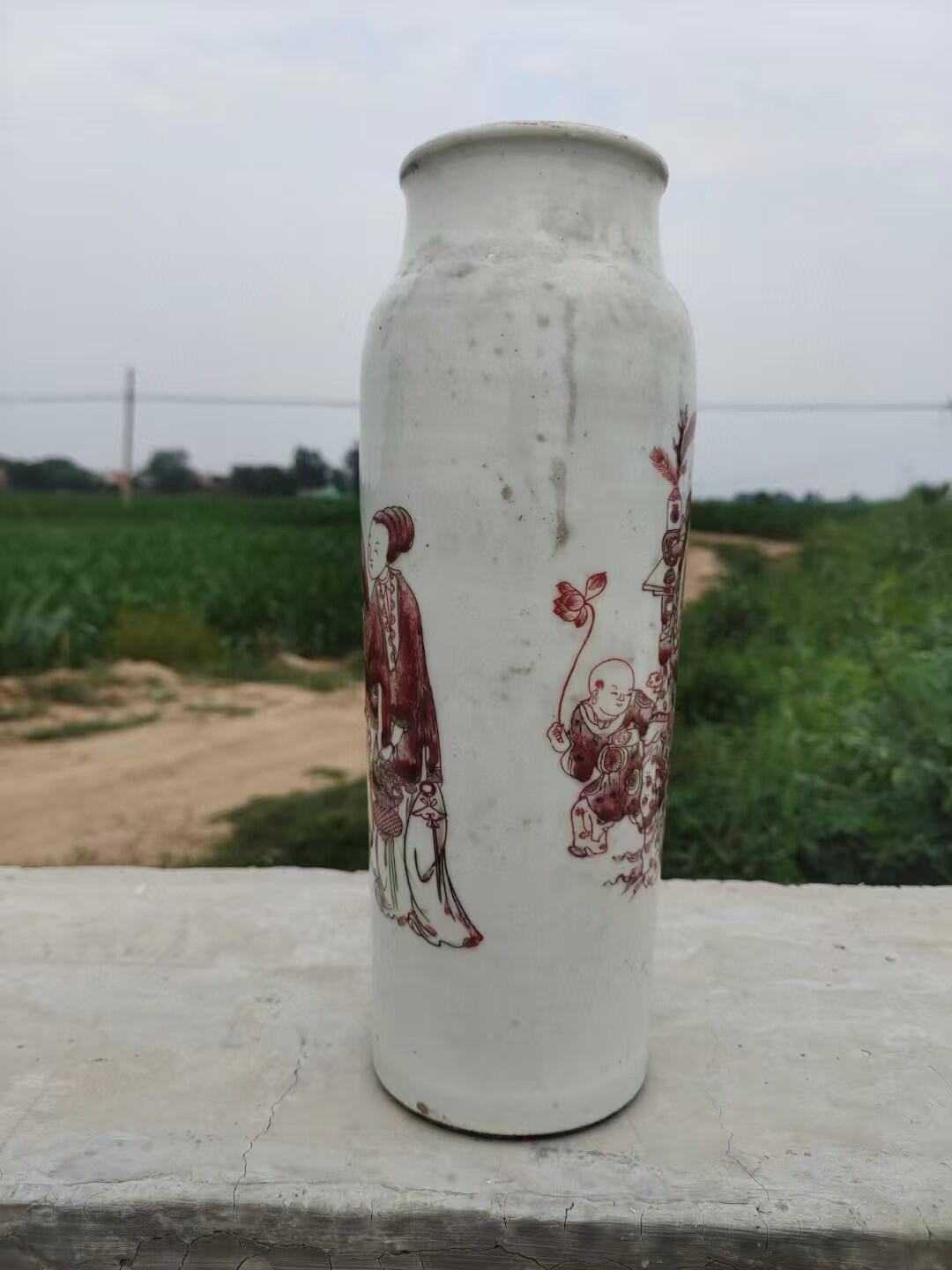 清代釉里红象腿瓶，高31厘米左右，画工精美，釉色漂亮。瓶身绘制人物故事图案，红白对比鲜明。胎质细腻，釉面光洁。有纹，无磕，不影响整体美感。适合收藏或装饰