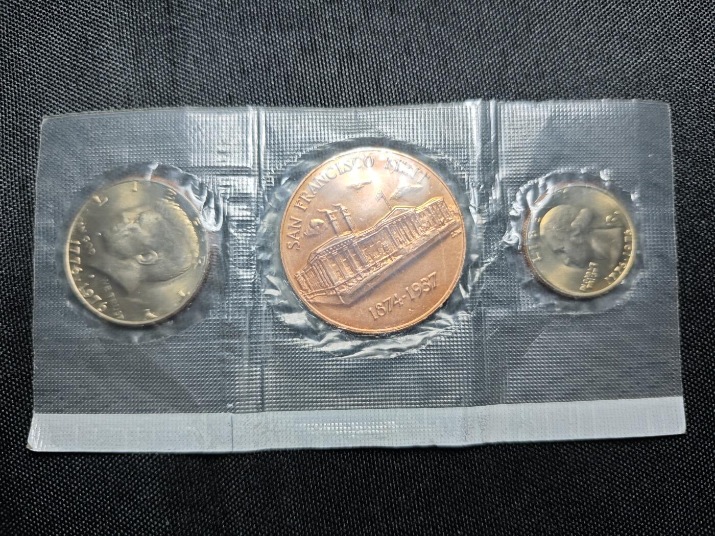 KK钱币收藏小铺 《批量/好品散币 套币 银币》专场 2月预留时间 周末发货  美国套币 含2枚纪念币 一枚造币厂纪念章 样式少见！