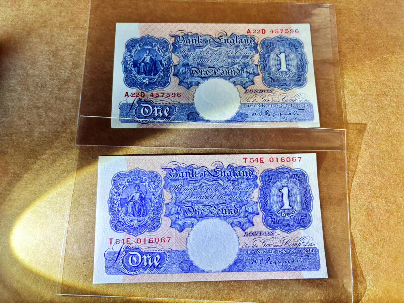 【Blue Auction】世界纸币精拍第699期【精】——18级TOP拍卖/信誉/品质/专业/高效💫 【一组2张】英国 A序列1镑 蓝色版 AU/UNC-