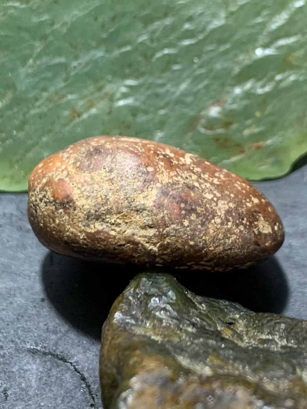 精美红皮原皮南红玛瑙原石一颗，