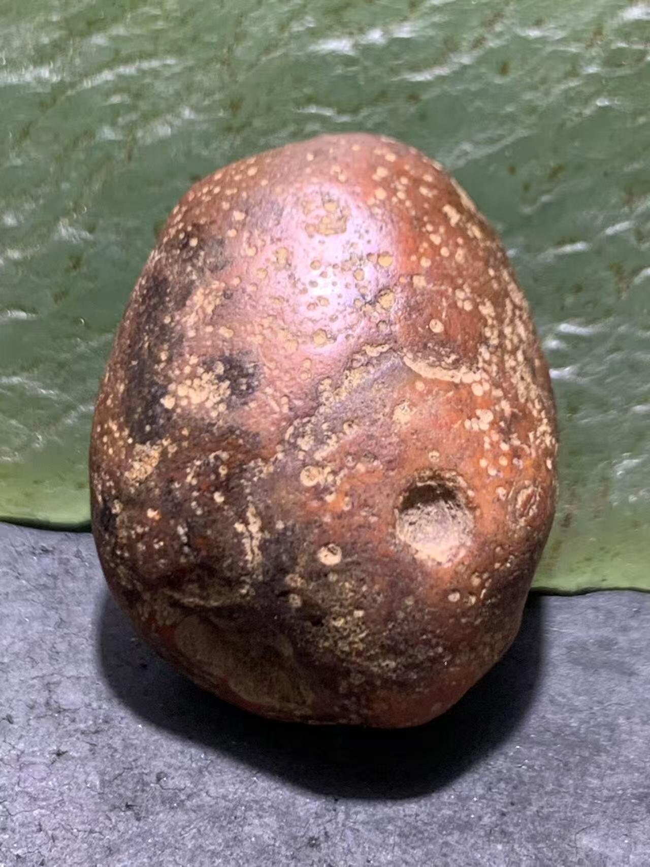 精美红皮原皮南红玛瑙原石一颗，