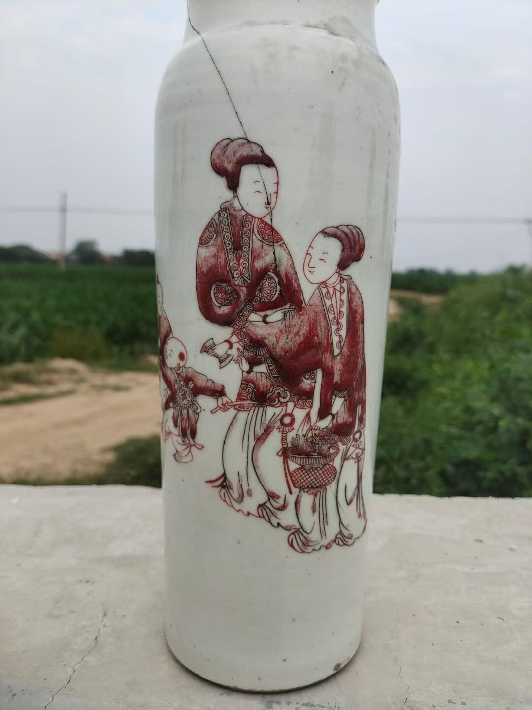 清代釉里红象腿瓶，高31厘米左右，画工精美，釉色漂亮。瓶身绘制人物故事图案，红白对比鲜明。胎质细腻，釉面光洁。有纹，无磕，不影响整体美感。适合收藏或装饰