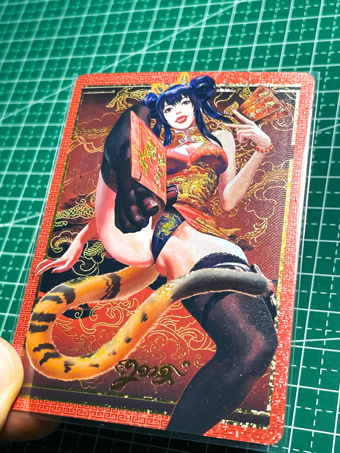 显眼宝24期 个人精选 驴歪歪卡牌  满赠系列  黑暗王朝绘图  红包多多虎年新年卡  1张   钻闪工艺   大卡尺寸63*88