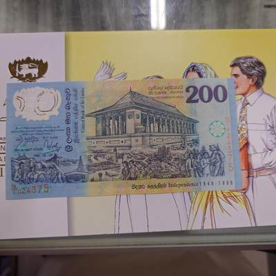世界钱币～微拍第192期暨2025年第31期  少量新品+库存一起 1998年斯里兰卡200卢比 塑料纪念钞N1冠橙字 全新绝品带4尾号375 原装册