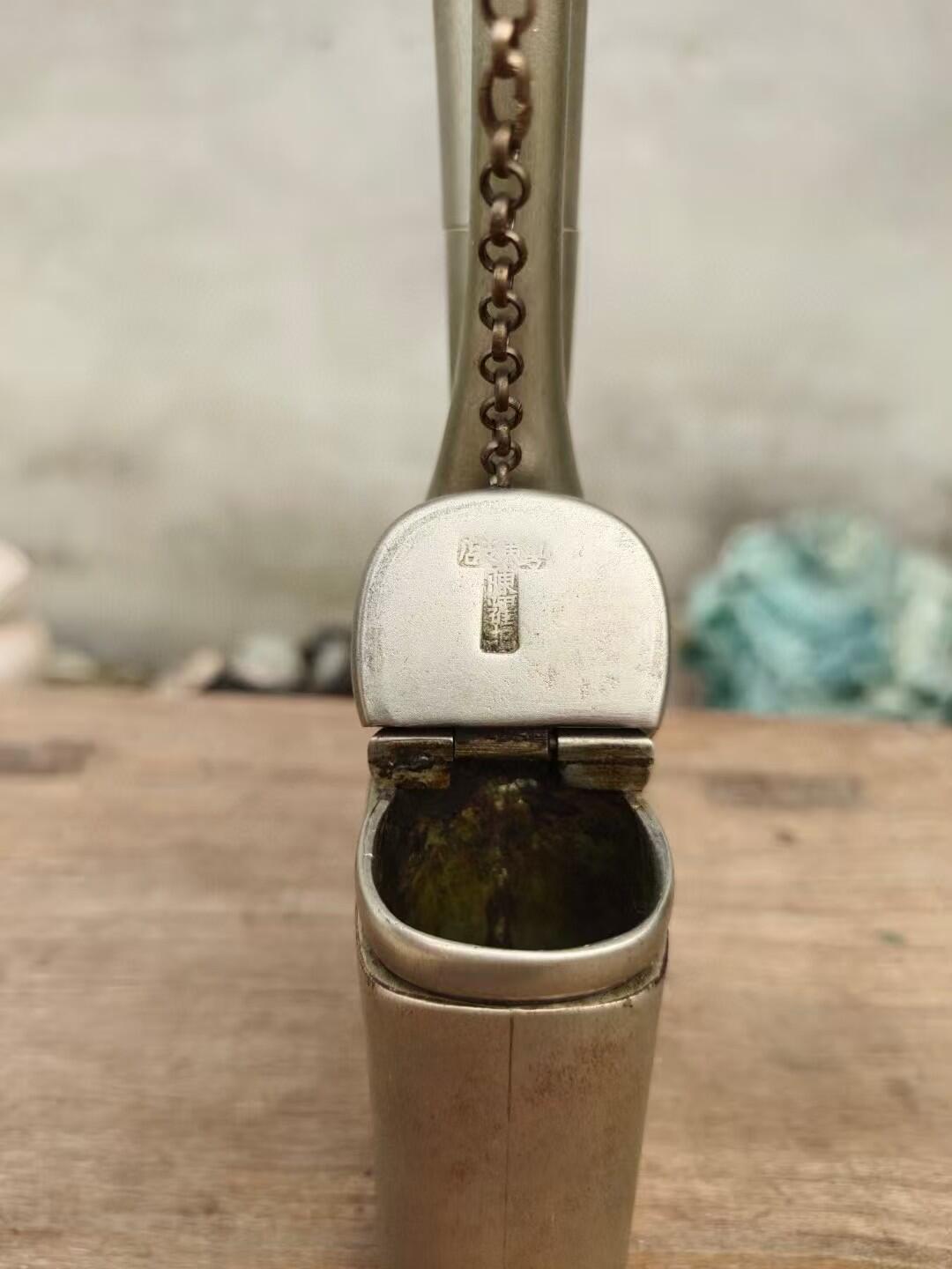 清代白铜水烟袋，尺寸如图，带链条装饰。白铜材质，做工精细，底部有款。整体包浆自然。适合收藏或实用