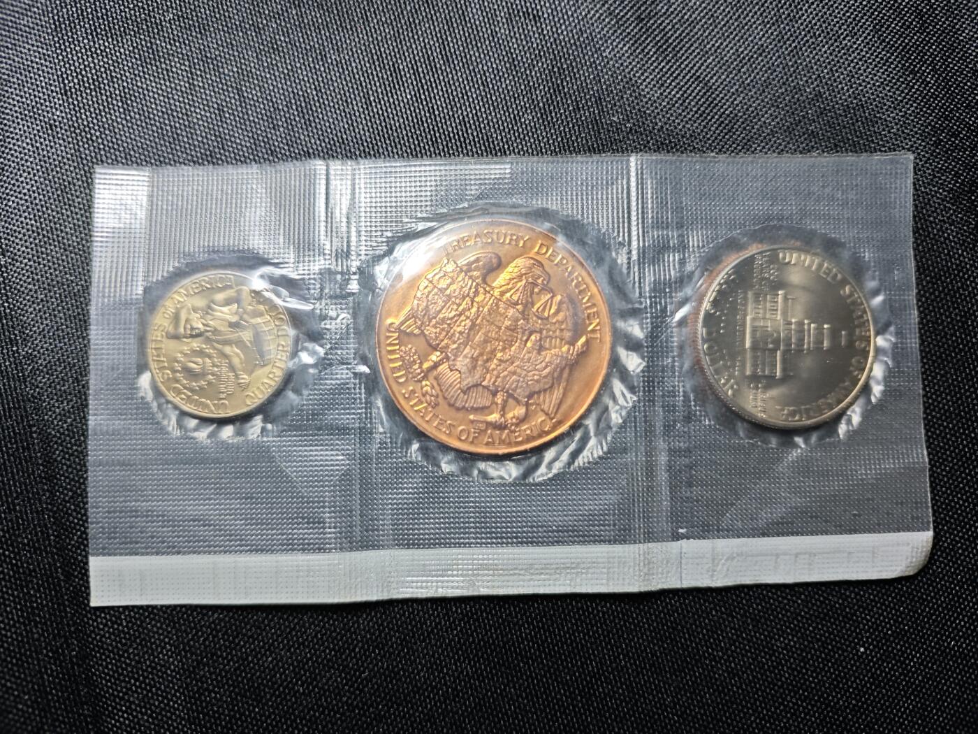 KK钱币收藏小铺 《批量/好品散币 套币 银币》专场 2月预留时间 周末发货  美国套币 含2枚纪念币 一枚造币厂纪念章 样式少见！