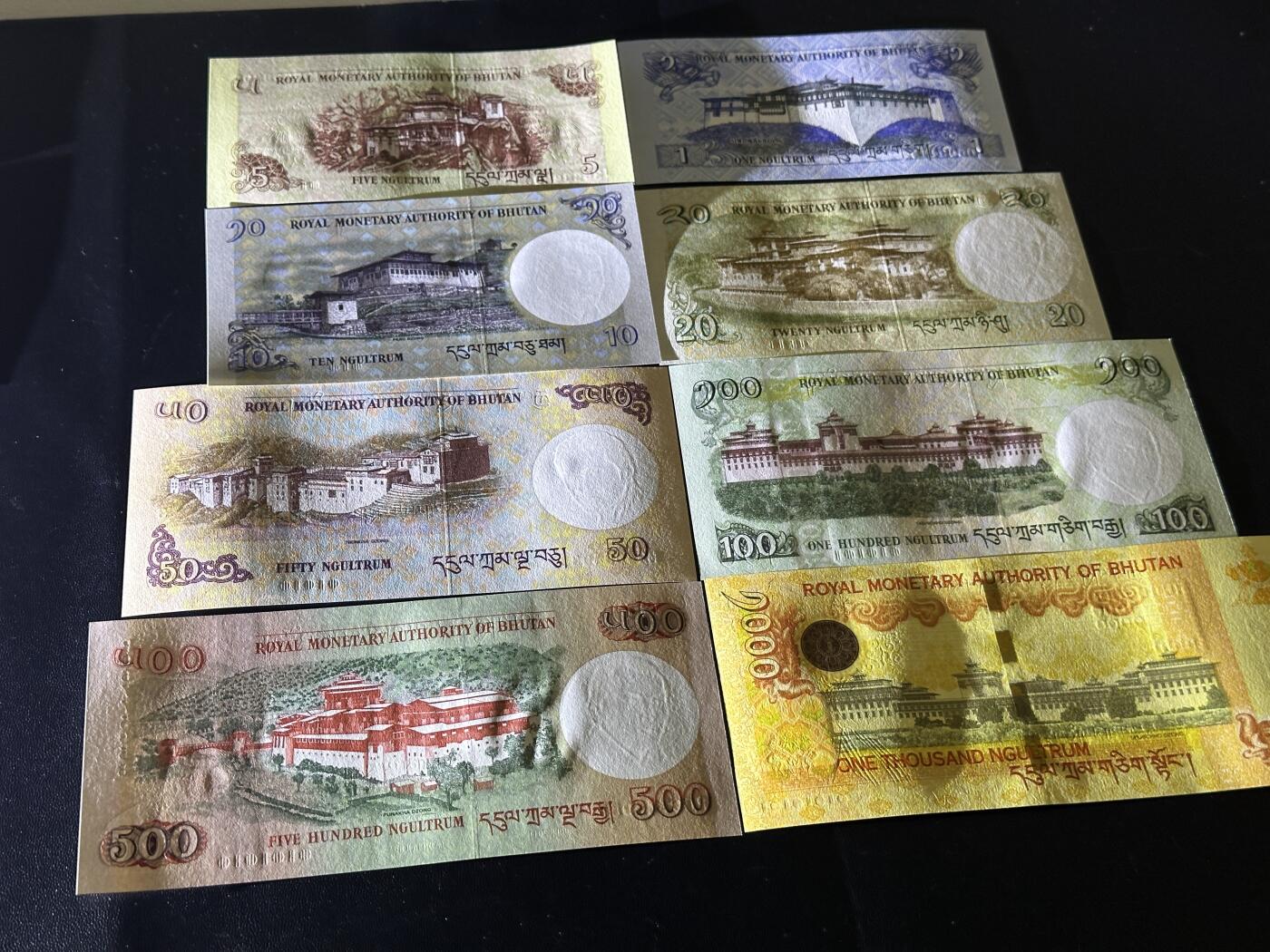 《外钞收藏家》第五百五十期（本期精选优质评级和丰富的裸币套币）（长期征集拍品、欢迎藏友们联系送拍合作） 不丹1-1000面额 8张一起 全新UNC