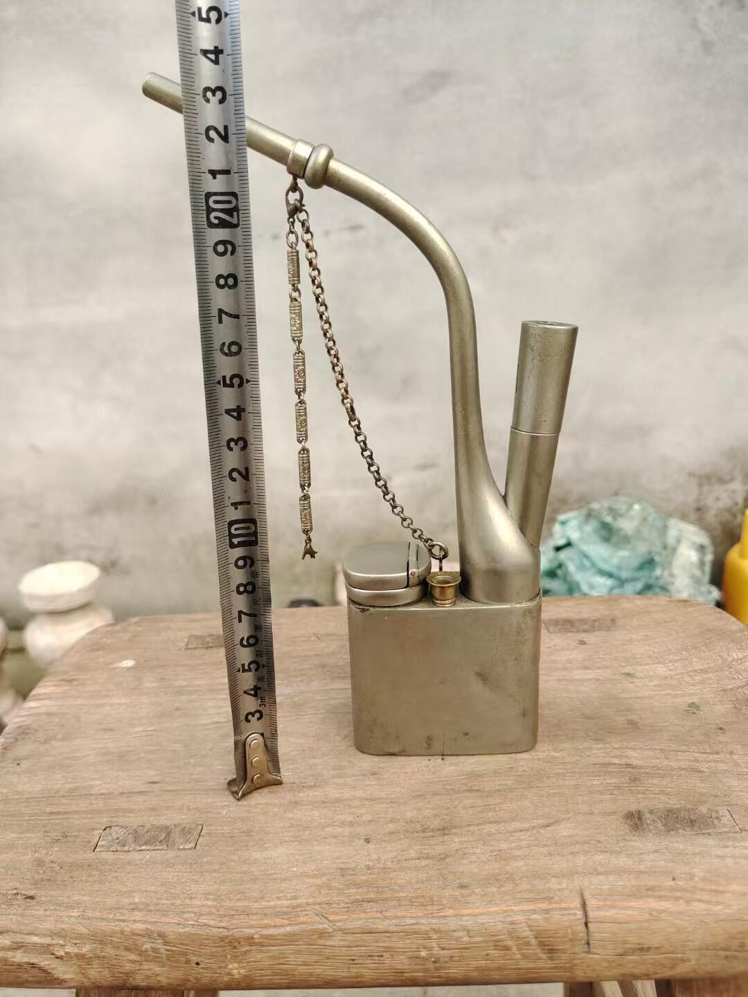清代白铜水烟袋，尺寸如图，带链条装饰。白铜材质，做工精细，底部有款。整体包浆自然。适合收藏或实用
