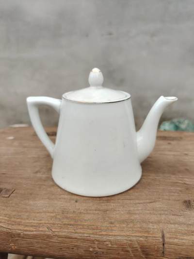 六七十年代手绘茶水壶一把 画工精美，瓷质细腻，壶身绘制山水风景图案，上有"团结 紧张 严肃 活泼"字样，口沿描金，尺寸约10厘米高，完整漂亮适合收藏或日常使用。 - 六七十年代手绘茶水壶一把 画工精美，瓷质细腻，壶身绘制山水风景图案，上有"团结 紧张 严肃 活泼"字样，口沿描金，尺寸约10厘米高，完整漂亮适合收藏或日常使用。