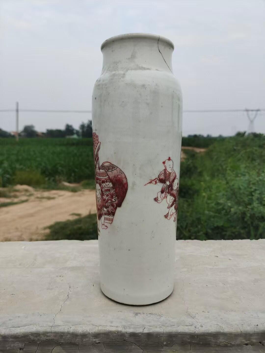 清代釉里红象腿瓶，高31厘米左右，画工精美，釉色漂亮。瓶身绘制人物故事图案，红白对比鲜明。胎质细腻，釉面光洁。有纹，无磕，不影响整体美感。适合收藏或装饰
