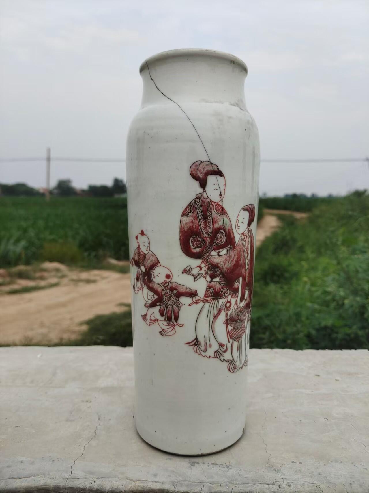 清代釉里红象腿瓶，高31厘米左右，画工精美，釉色漂亮。瓶身绘制人物故事图案，红白对比鲜明。胎质细腻，釉面光洁。有纹，无磕，不影响整体美感。适合收藏或装饰