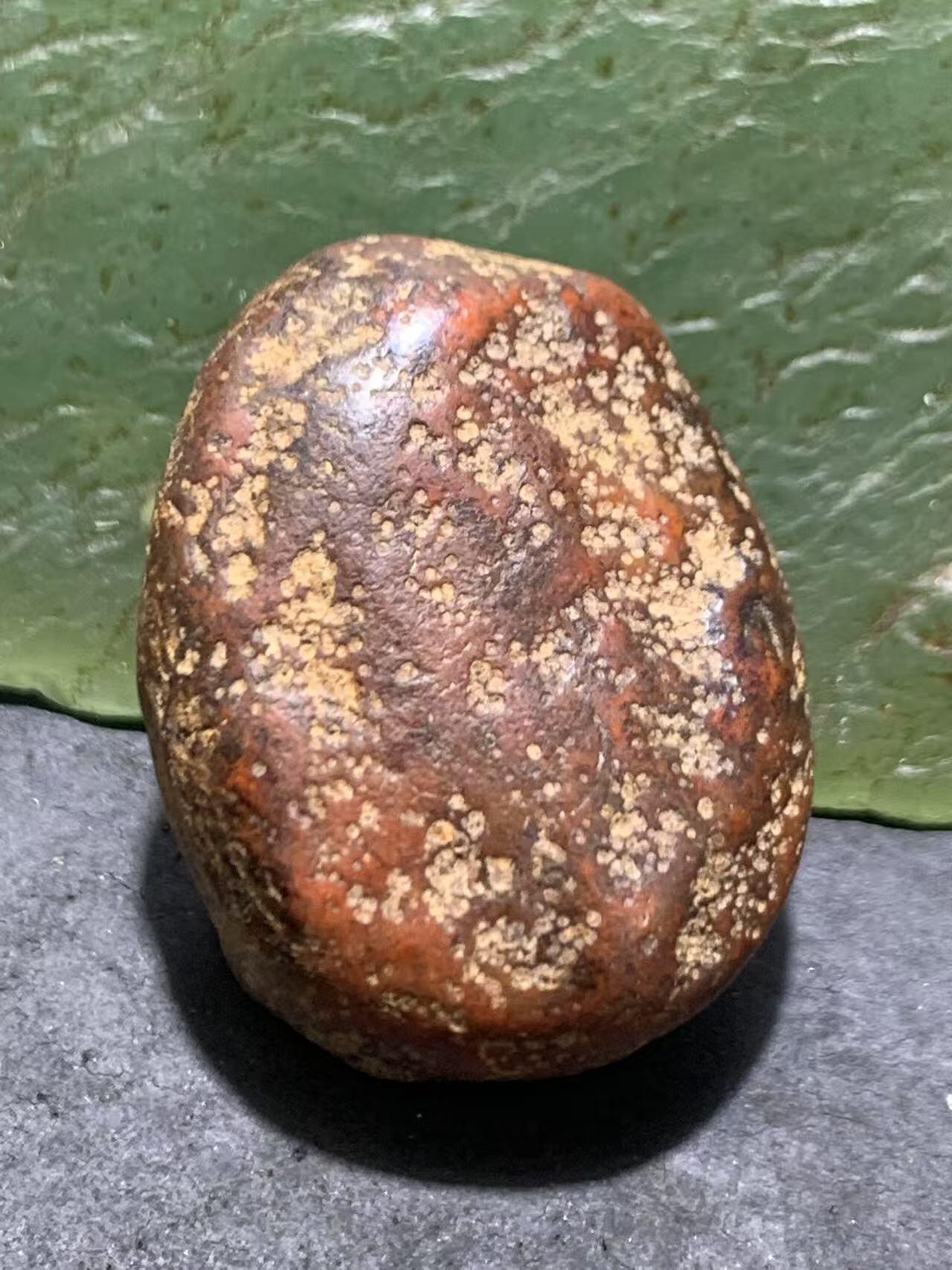 精美红皮原皮南红玛瑙原石一颗，