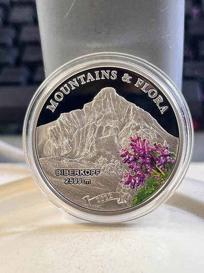 第167期拍卖【长期征集拍品】 - 帕劳2012年biberkopf高峰植物花朵彩色纪念银币，20克，925银，发行量2500枚，塑料盒有破