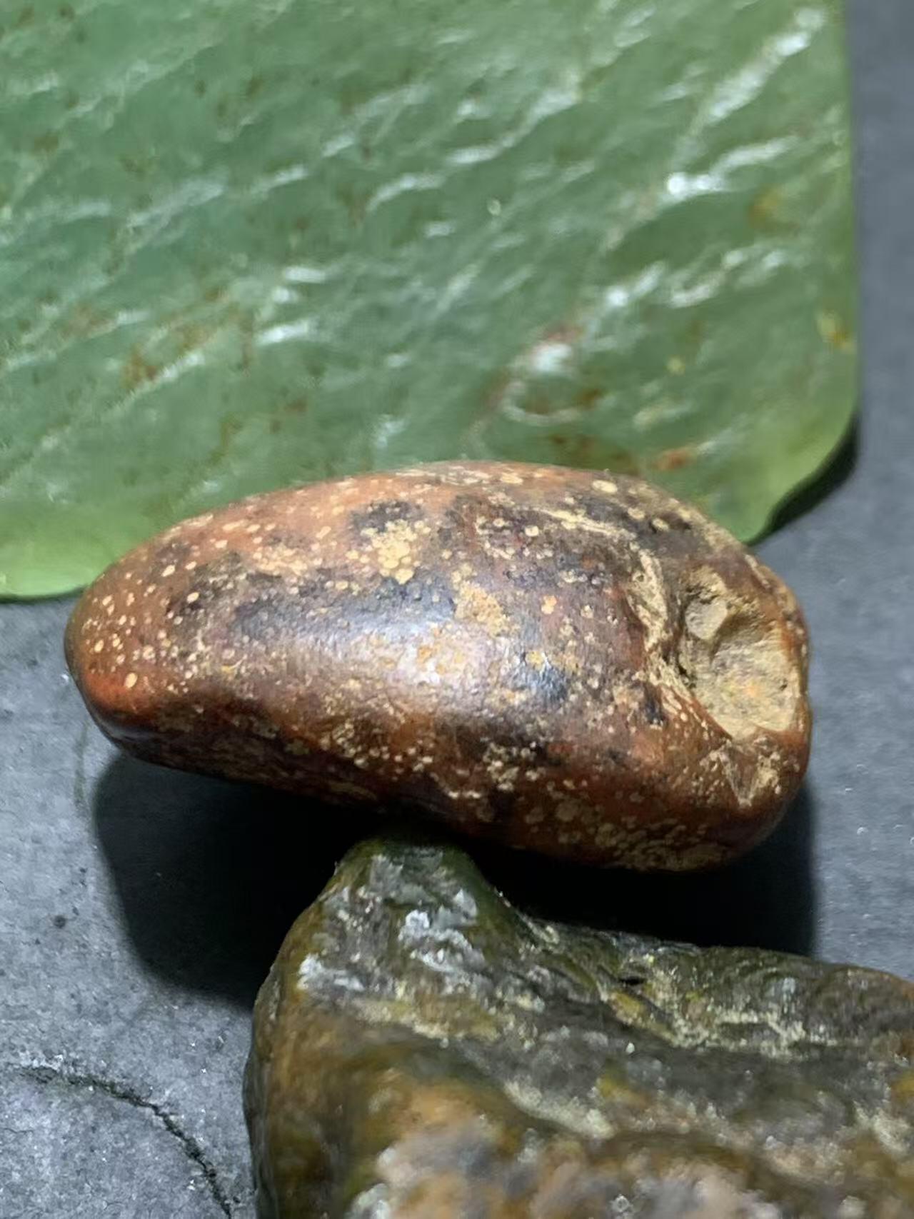 精美红皮原皮南红玛瑙原石一颗，