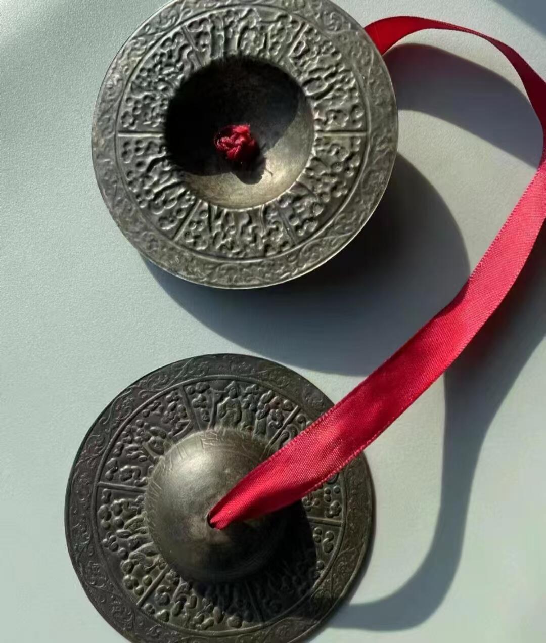 清代铜镲，錾刻人物故事，直径9.5厘米，包老完整