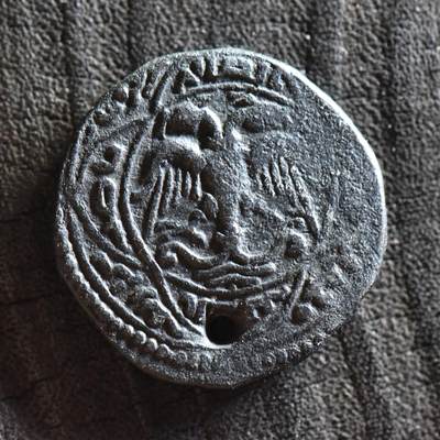 【良泉】第36期【直播场】8月21日晚19.30点开拍！173组，西方古代钱币、杂项专场 - 【打孔】公元1220年【中世纪】阿尔图格王朝，阿米德和“卡伊法要塞”分支 双头鹰铜币。正面为双头鹰 背面铭文以阿迪勒一世之子——卡米勒一世为尊。7.87克