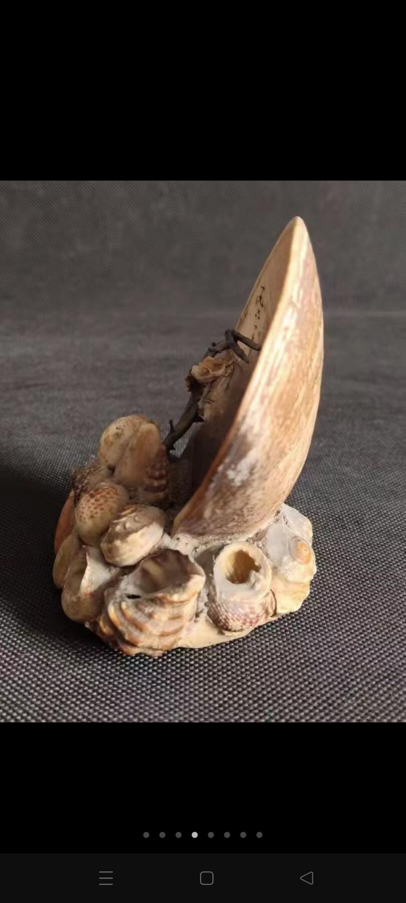 清代釉里红象腿瓶，高31厘米左右，画工精美，釉色漂亮。瓶身绘制人物故事图案，红白对比鲜明。胎质细腻，釉面光洁。有纹，无磕，不影响整体美感。适合收藏或装饰