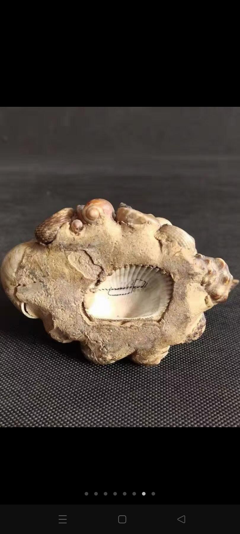 清代釉里红象腿瓶，高31厘米左右，画工精美，釉色漂亮。瓶身绘制人物故事图案，红白对比鲜明。胎质细腻，釉面光洁。有纹，无磕，不影响整体美感。适合收藏或装饰