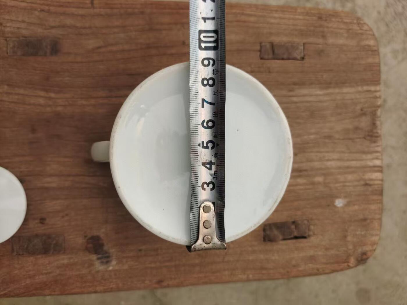 六七十年代手绘茶水壶一把 画工精美，瓷质细腻，壶身绘制山水风景图案，上有"团结 紧张 严肃 活泼"字样，口沿描金，尺寸约10厘米高，完整漂亮适合收藏或日常使用。