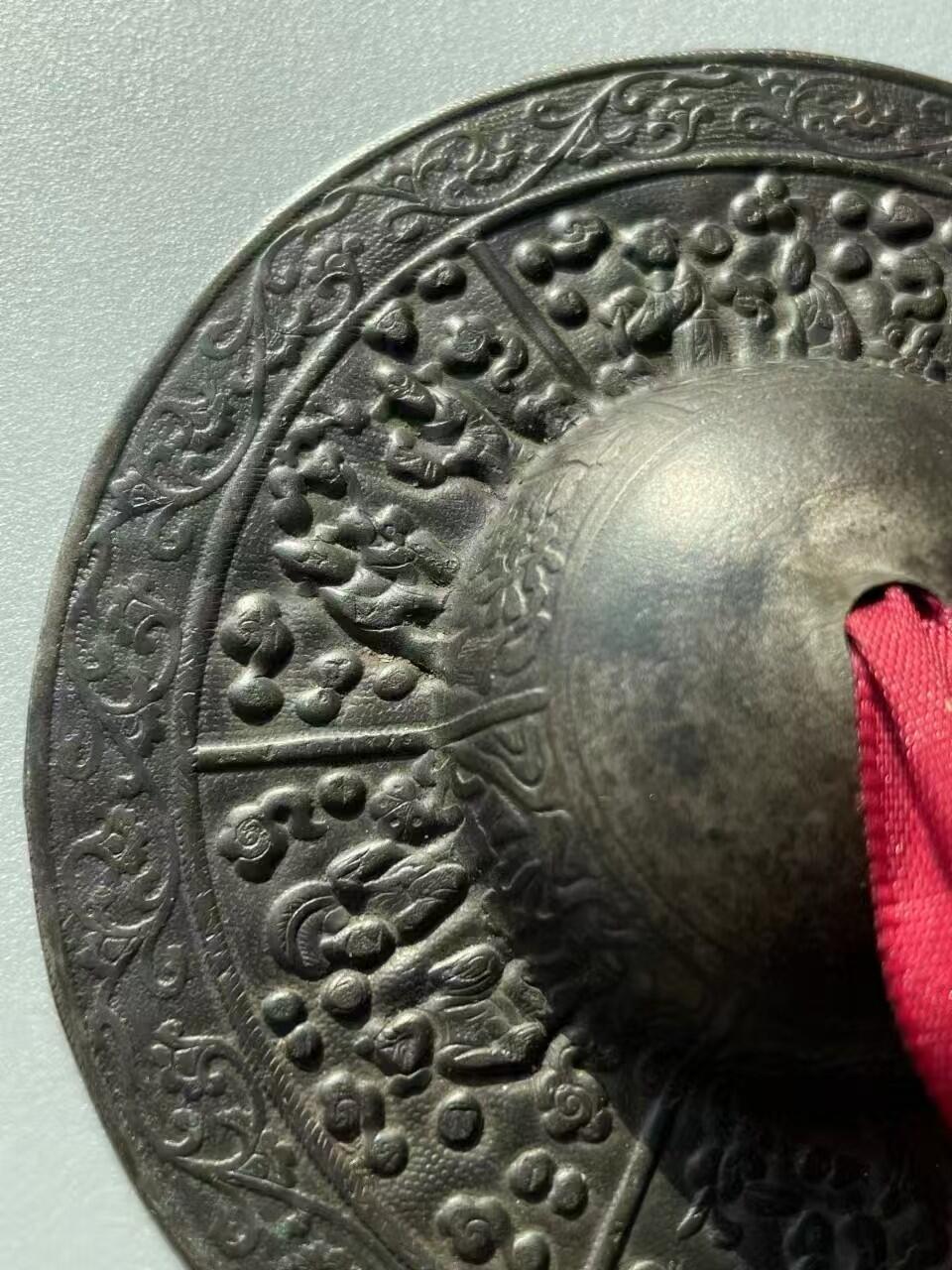 清代铜镲，錾刻人物故事，直径9.5厘米，包老完整